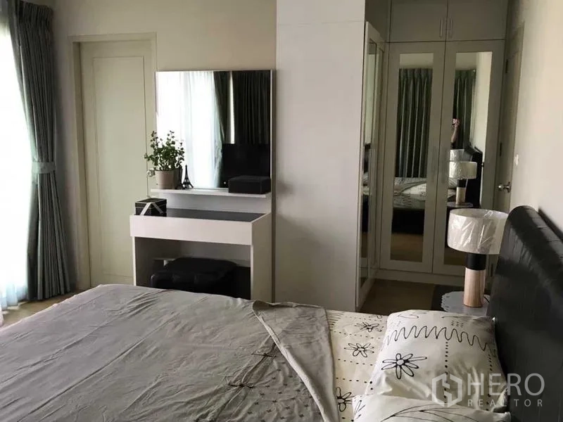 公寓 出租在Watthana, Bangkok - 主卧配梳妆台、镜面衣柜，大窗引入自然光