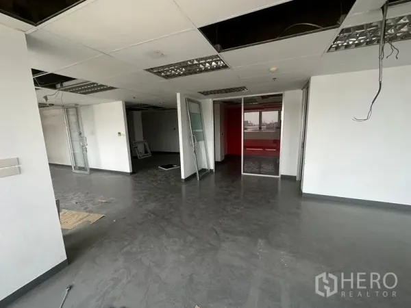 办公空间 出租在Khlong Toei, Bangkok - 中央办公区带玻璃隔间与白色墙面，布局灵活可改造。