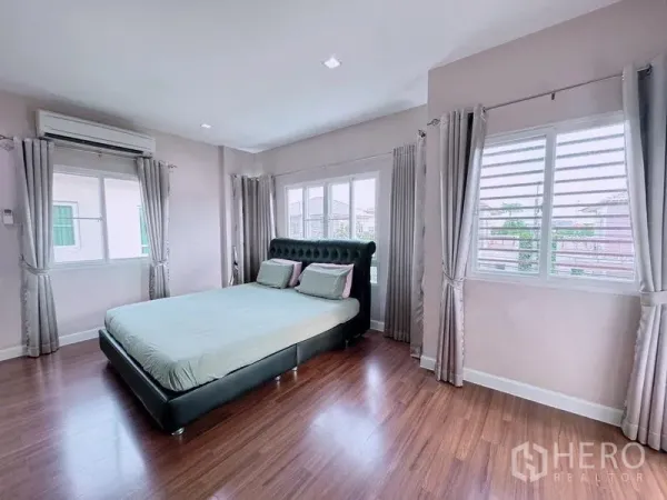 บ้าน ให้เช่าในPrawet, Bangkok - ห้องนอนใหญ่ พื้นไม้ เตียงขนาดใหญ่ หน้าต่างหลายบาน พร้อมแอร์