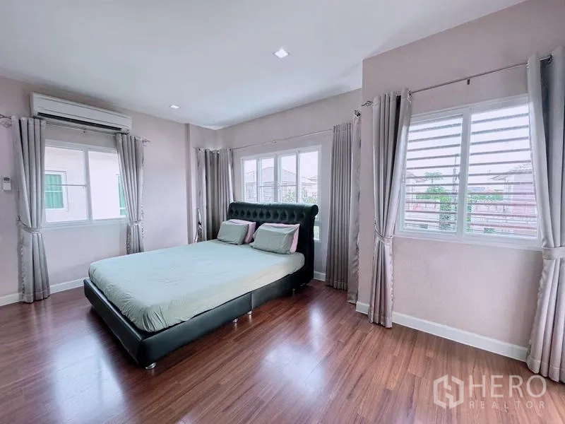 บ้าน ให้เช่าในPrawet, Bangkok - ห้องนอนใหญ่ พื้นไม้ เตียงขนาดใหญ่ หน้าต่างหลายบาน พร้อมแอร์