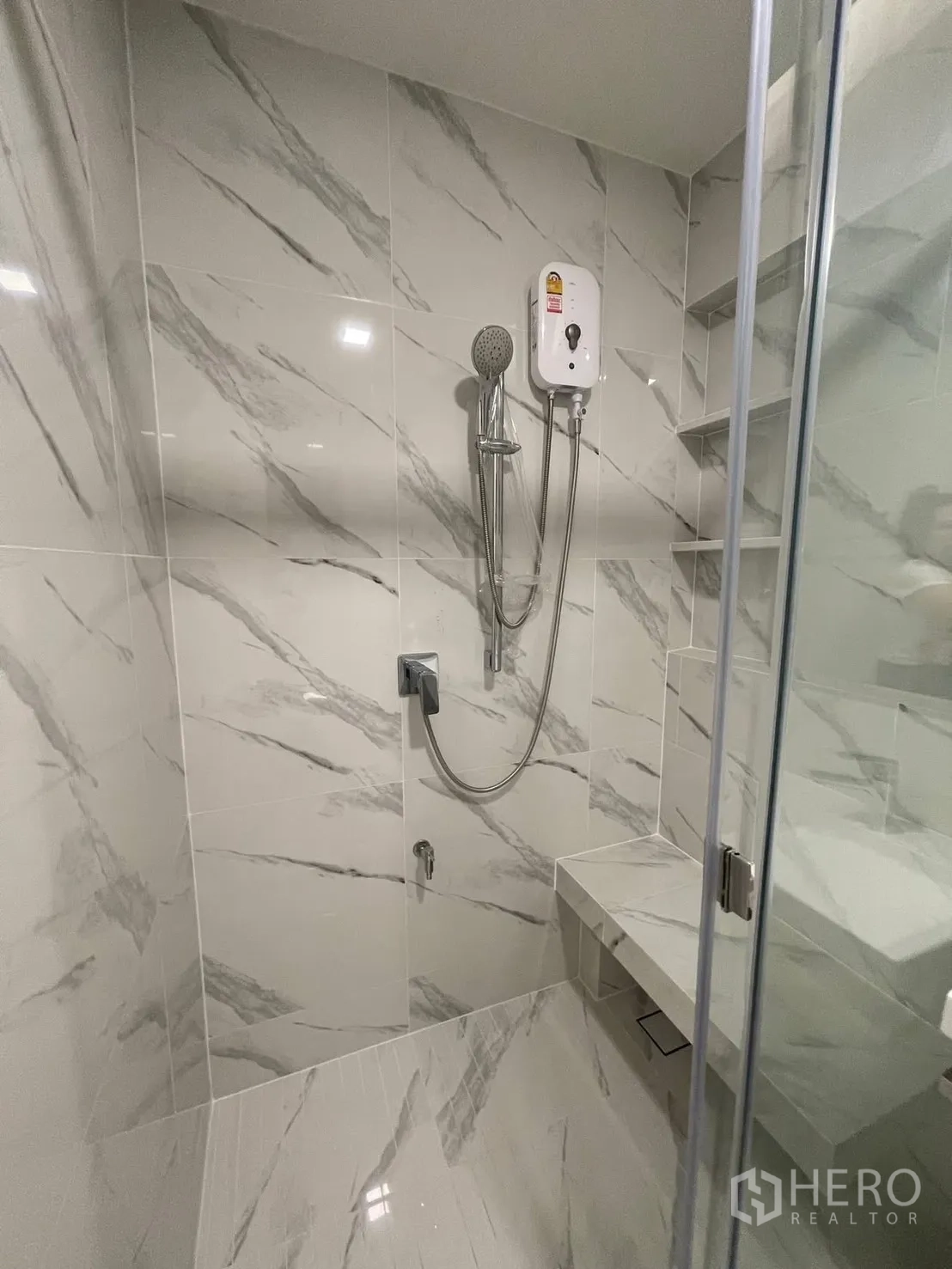 独栋房屋 for rent in Prawet, Bangkok - 玻璃淋浴间，手持花洒与热水器。