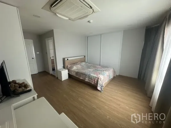 คอนโด ให้เช่า - ห้องนอนมาสเตอร์เห็นเตียง ตู้เสื้อผ้าบานเลื่อน และทางเข้าห้องน้ำในตัว