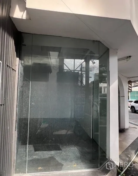 พื้นที่ขายปลีก ให้เช่าในWatthana, Bangkok - โถงทางเข้ากระจกเต็มความสูงข้างอาคารร้านค้า