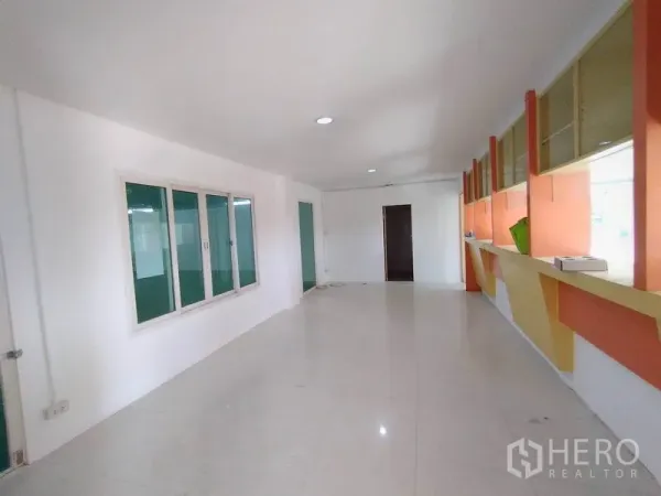 โรงงาน ให้เช่าในLam Luk Ka, Pathum Thani - ออฟฟิศโอเพ่นสเปซสว่าง มีหน้าต่างบานเลื่อน ชั้นวางบิวท์อิน และพื้นกระเบื้องมันวาว