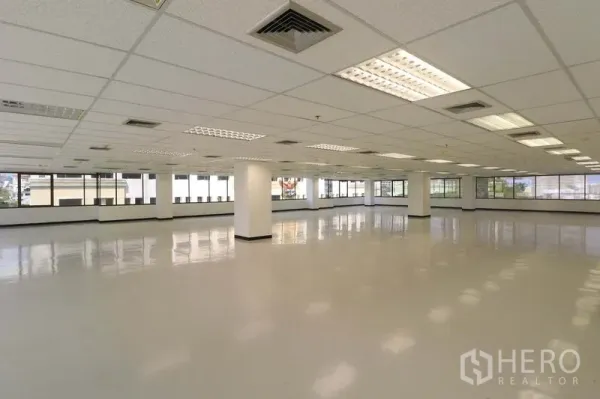 办公空间 出租在Bang Rak, Bangkok - 四周环窗的开放办公楼层，吊顶通风口和荧光灯