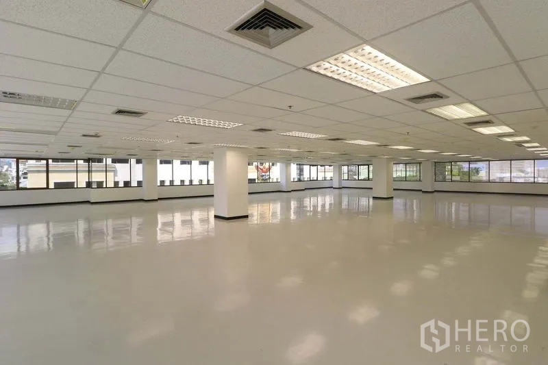 Office Space for rent in Bang Rak, Bangkok - Open office floor with ceiling vents, fluorescent lights and windows on two sides