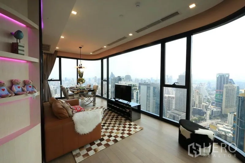 公寓 出租或出售在Watthana, Bangkok - 转角客餐厅，落地窗俯瞰曼谷天际线全景。