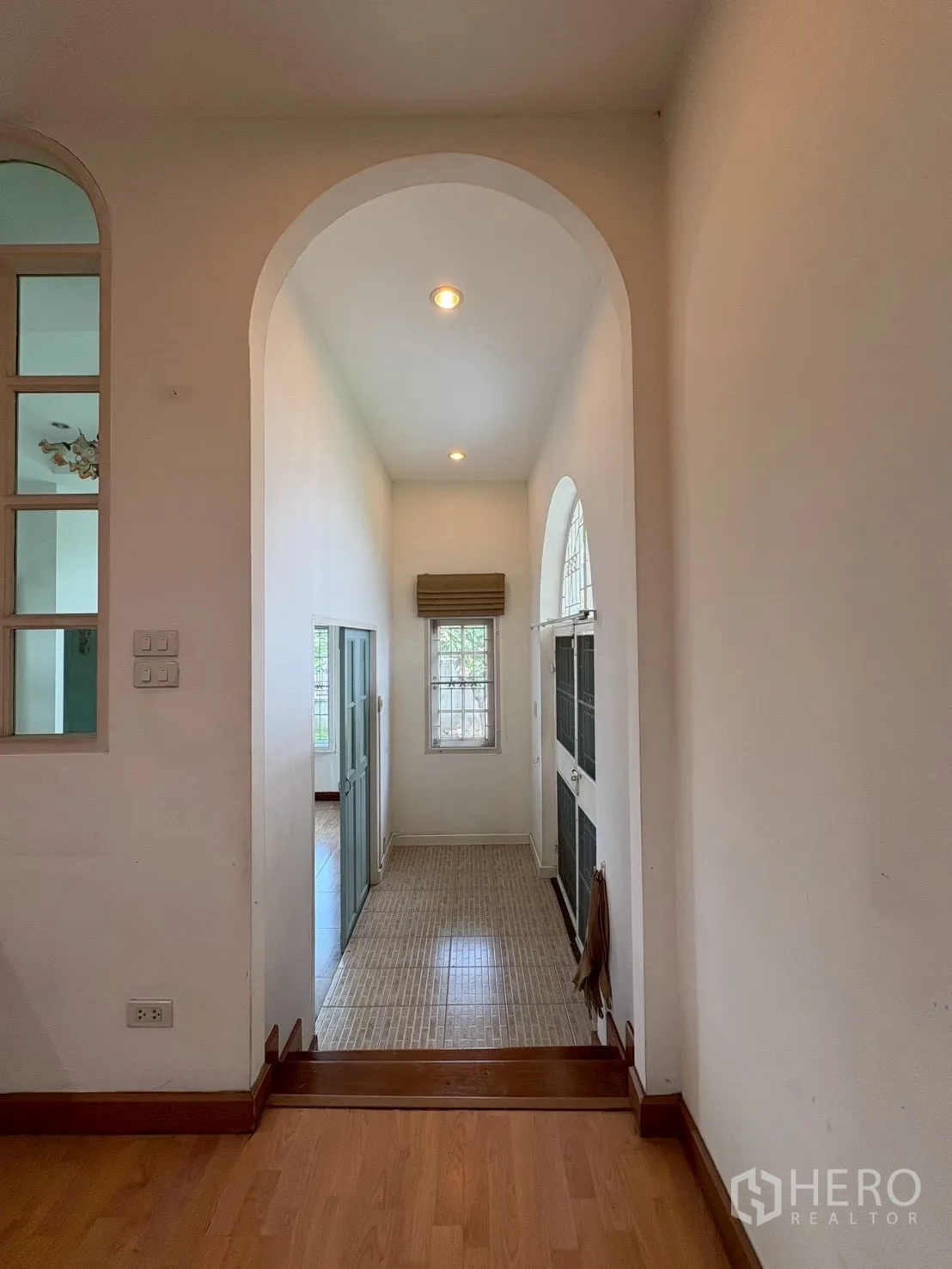 独立式住宅 出售在Phra Khanong, Bangkok - 拱形过道，高挑天花，通向后方房间，地面铺砖。