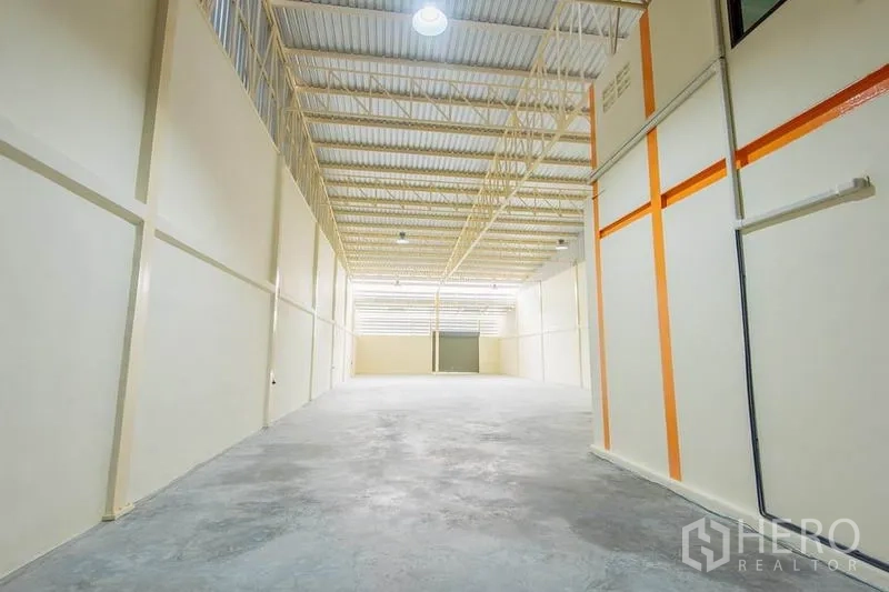 โรงงาน ขายในBang Sao Thong, Samut Prakan - ฮอลล์เก็บสินค้าสว่าง โปร่ง หลังคาเมทัลชีทกันความร้อน ช่องระบายอากาศ และประตูม้วนปลายทาง