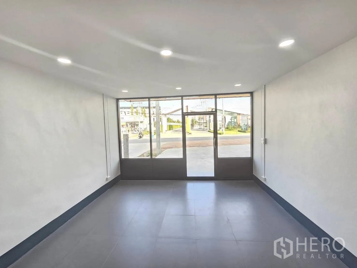 货栈 出租在Lam Luk Ka, Pathum Thani - 明亮的办公室，配LED筒灯与通高玻璃入口。