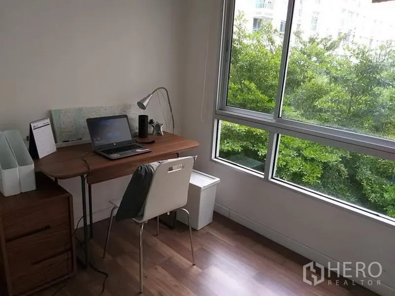 公寓 出租在Watthana, Bangkok - 书房或次卧，书桌与大窗，俯瞰绿意景观。