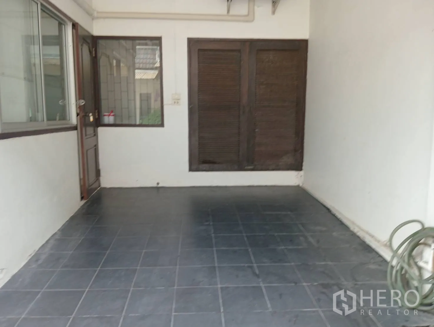 带办公室的家 出租在Khlong Toei, Bangkok - 遮棚车位，地砖铺设，侧门通往室内