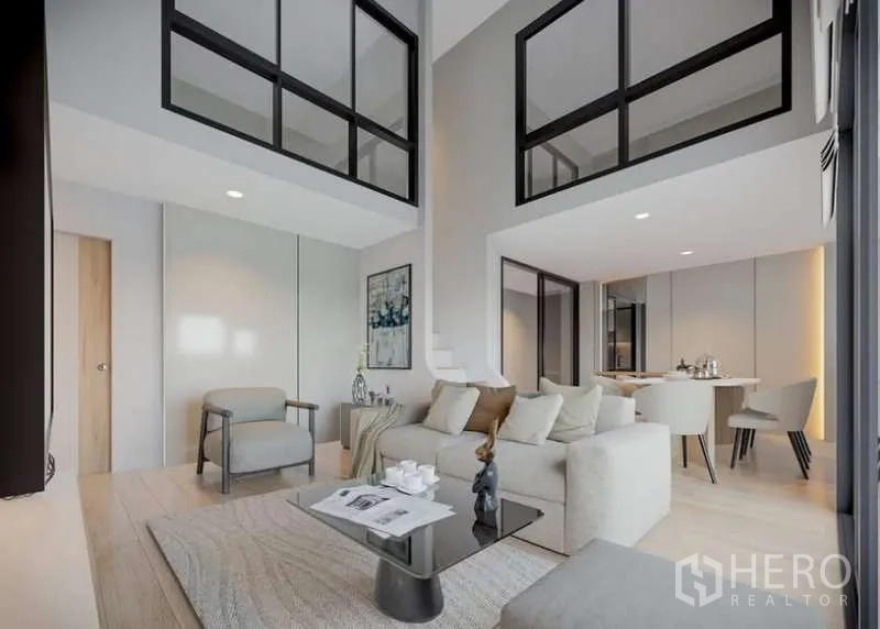 คอนโด ให้เช่าในHuai Khwang, Bangkok - พื้นที่นั่งเล่นและทานอาหารแบบเปิดโล่ง พื้นไม้โทนอ่อน