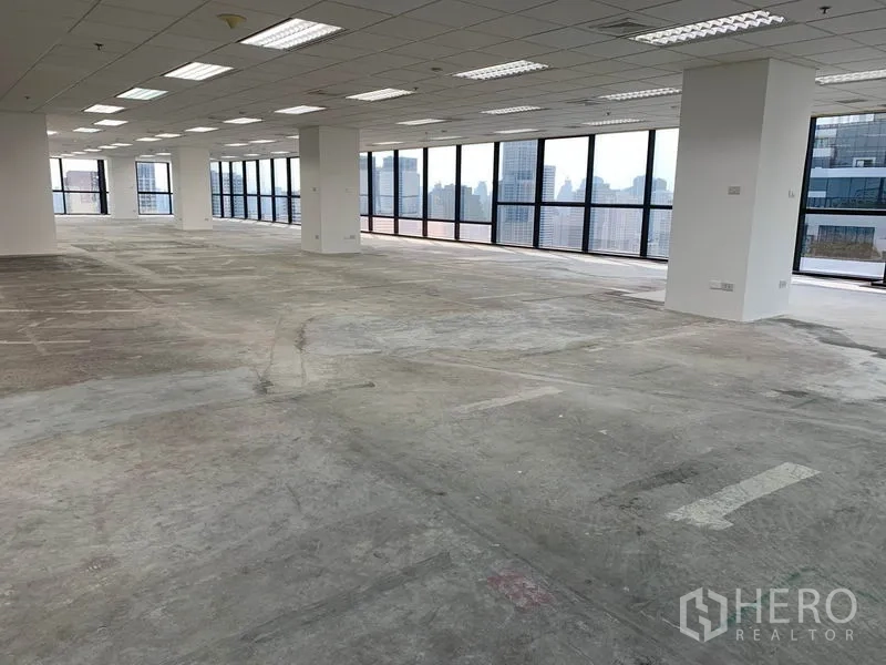 สำนักงาน ให้เช่าในRatchathewi, Bangkok - พื้นที่สำนักงานกว้าง มีเสาค้ำและผนังสีขาว มองเห็นวิวเมือง เหมาะต่อการตกแต่ง