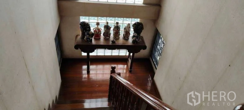 บ้าน ขายในPhra Khanong, Bangkok - บันไดไม้ขัดเงา พร้อมแสงจากบล็อกแก้วที่โถงบันได