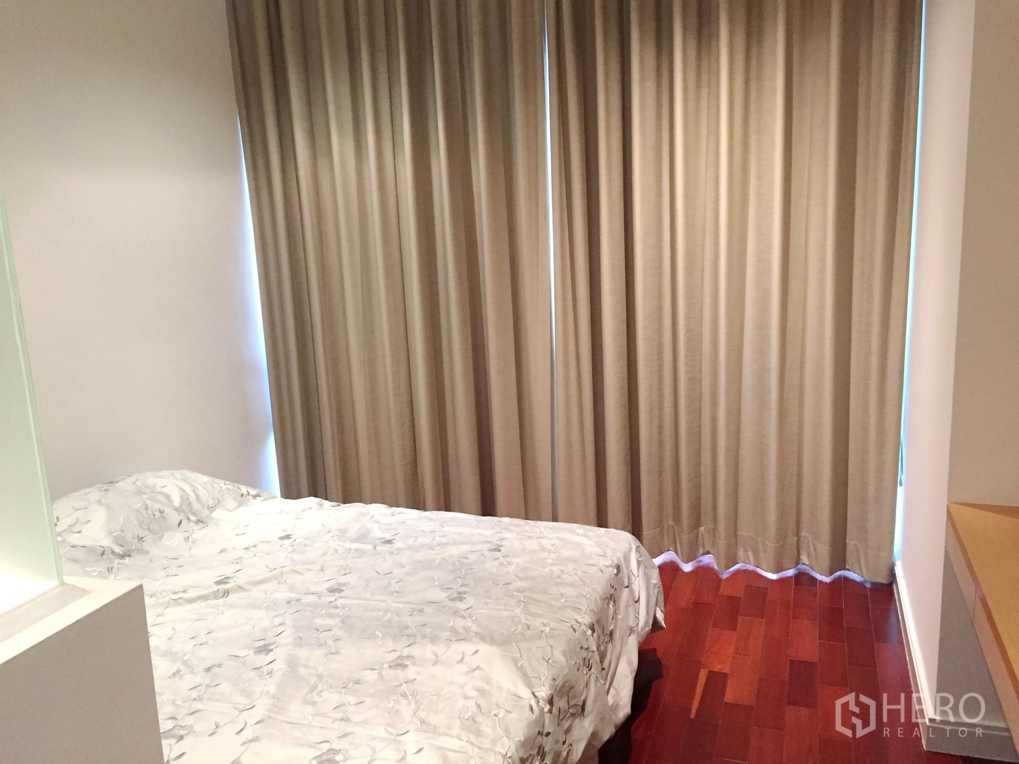公寓 出租在Pathum Wan, Bangkok - 次卧温馨，配床、全遮光窗帘与暖色木地板。