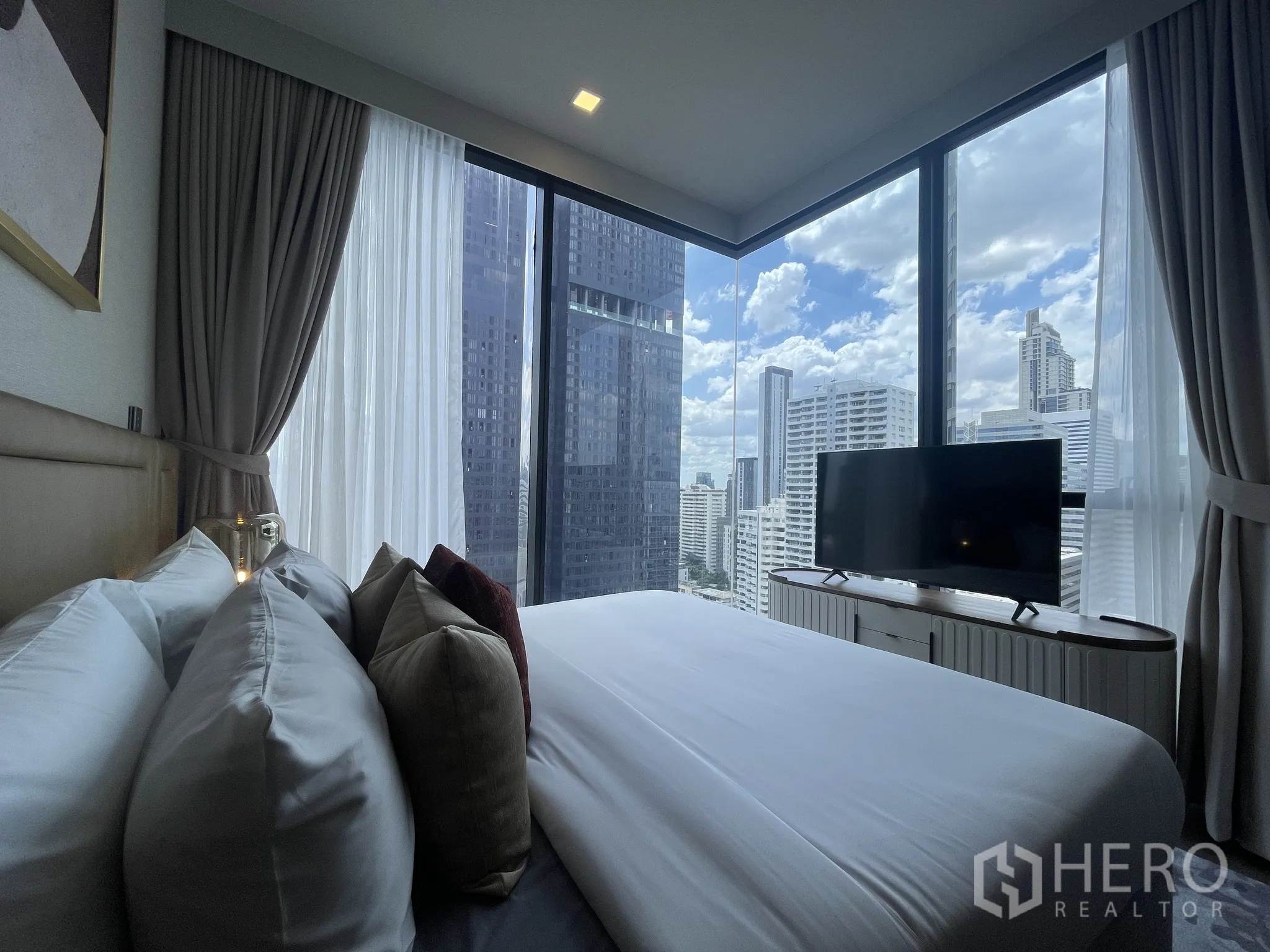 公寓 for rent in Watthana, Bangkok - 转角卧室配落地窗，可观城市全景。