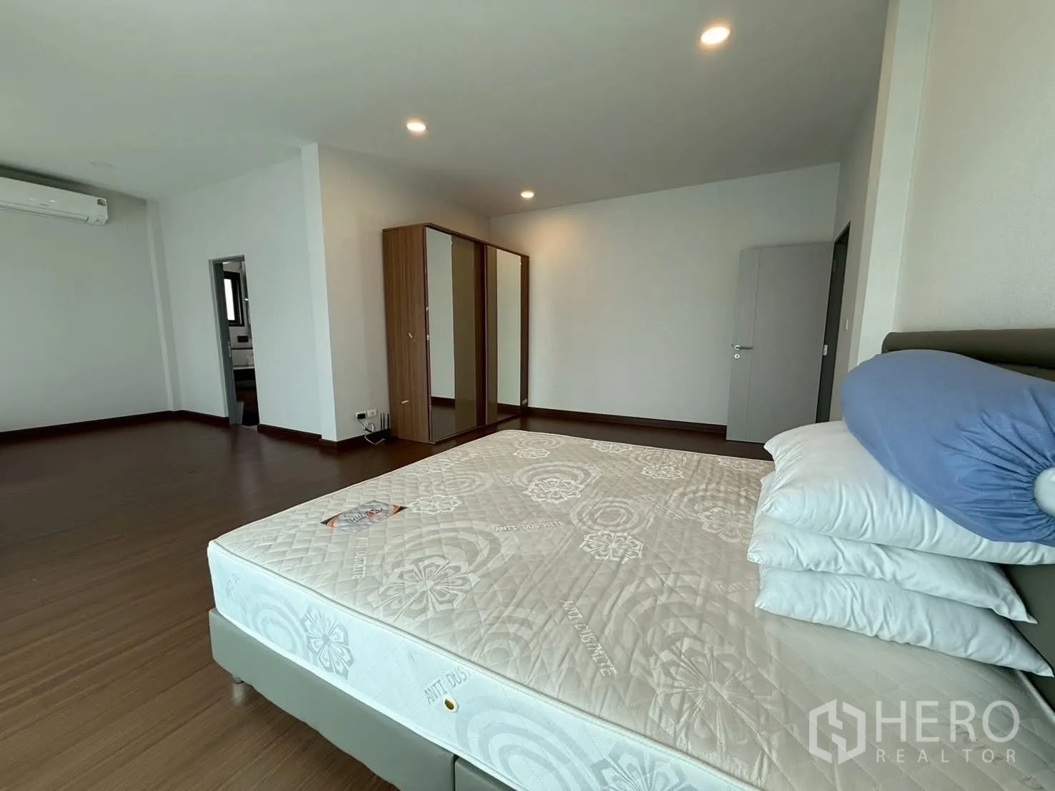Townhouse for rent - Primary bedroom with king bed, wardrobes and doorway to ensuite.