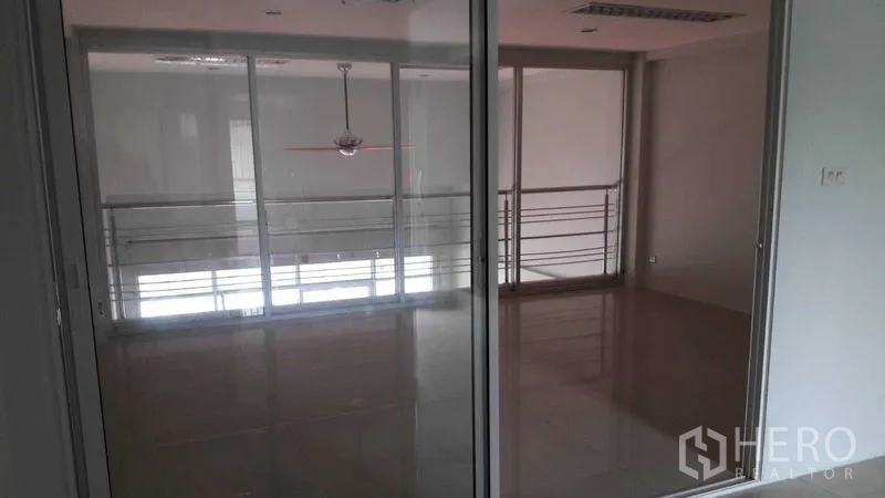 办公空间 出租在Bueng Kum, Bangkok - 玻璃隔断的会议室，带夹层护栏与亮面瓷砖地面。