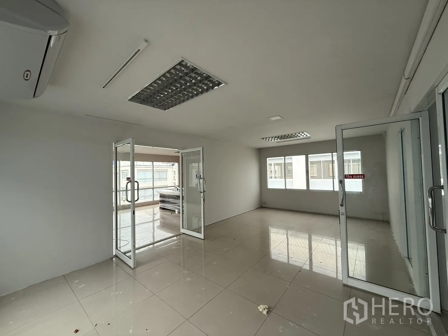 办公空间 出租在Bueng Kum, Bangkok - 宽敞会议室，双侧采光并设玻璃门窗。