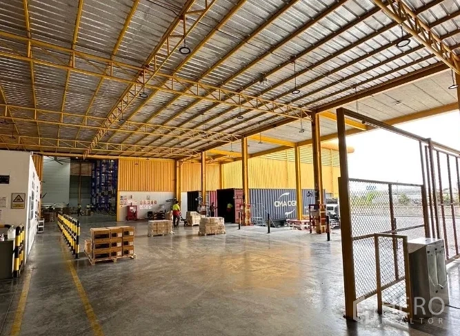 โกดัง for rent in Lat Krabang, Bangkok - พื้นที่โหลดสินค้ามีหลังคา พร้อมชานเทียบยกพื้น พาเลต และทางเข้าตู้คอนเทนเนอร์