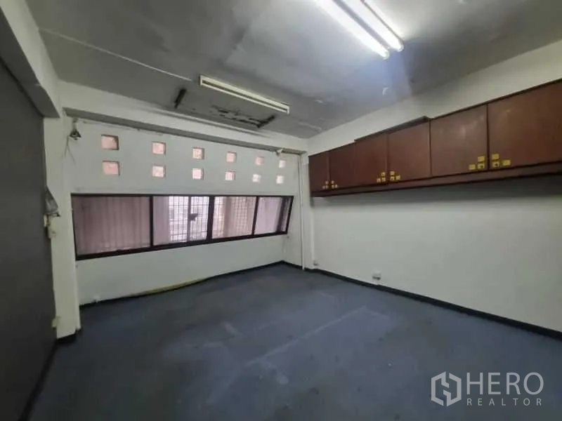 店屋 出租在Watthana, Bangkok - 工作间，带顶柜与横向窗户。