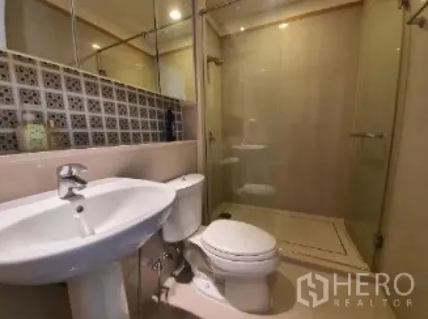 公寓 出售 - 现代卫浴，玻璃淋浴间、洗手盆与花纹墙砖。