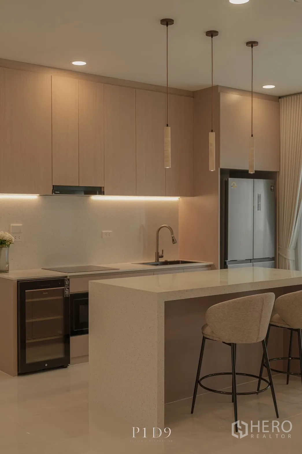 独栋房屋 for rent in Bang Phli, Samut Prakan - 现代厨房配岛台吧椅、吊灯与一体化橱柜电器。