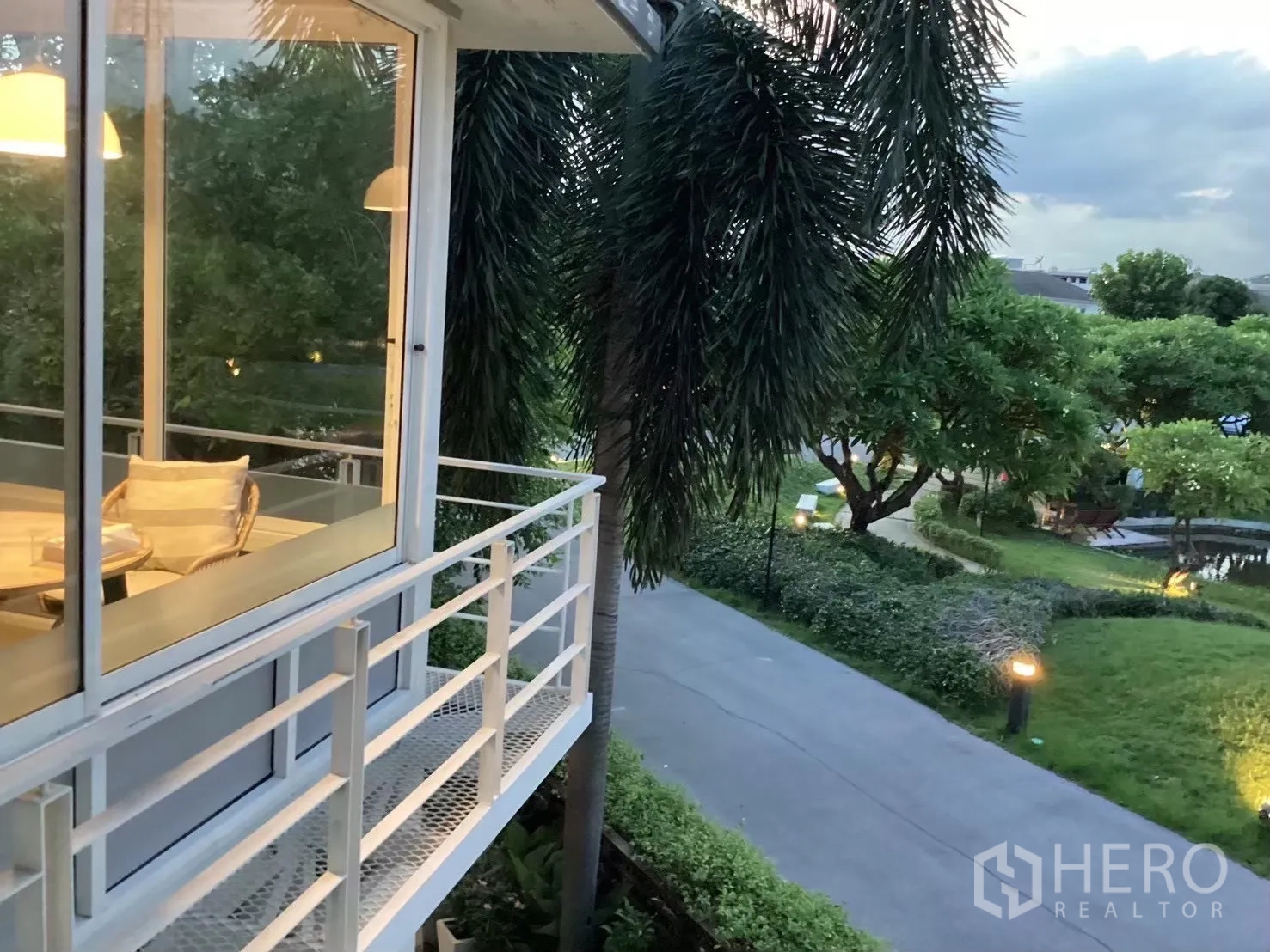 独栋房屋 for sale in Suan Luang, Bangkok - 楼上阳台俯瞰园区绿化景致。