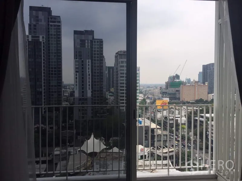 คอนโด ให้เช่าในWatthana, Bangkok - ประตูกระจกบานเลื่อนออกสู่ระเบียง ชมวิวสกายไลน์ย่านทองหล่อ