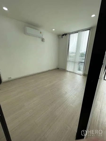 带办公室的家 出租或出售在Wang Thonglang, Bangkok - 采光明亮的办公室，浅木色地板与高窗
