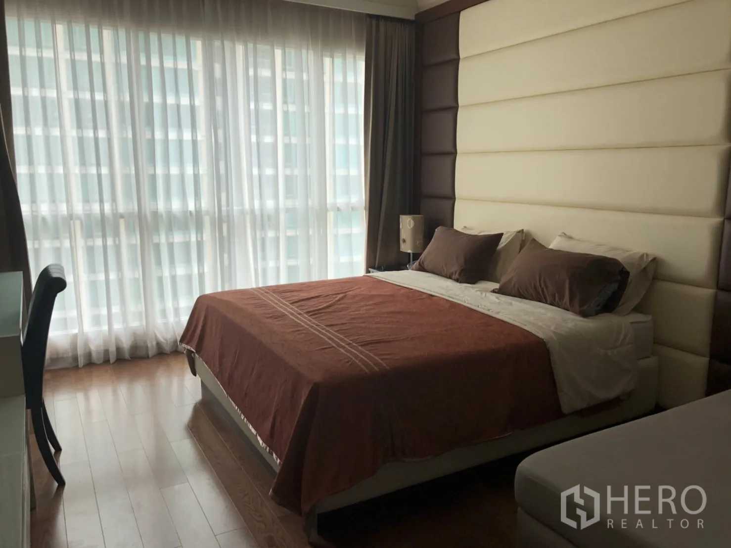 คอนโด ให้เช่าในPathum Wan, Bangkok - ห้องนอนกว้าง เตียงคิงไซซ์ หัวเตียงบุนวม พื้นไม้ และหน้าต่างขนาดใหญ่