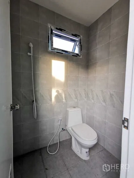 Warehouse for rent in Bang Na, Bangkok - Tiled restroom with toilet, handheld shower and ventilation window