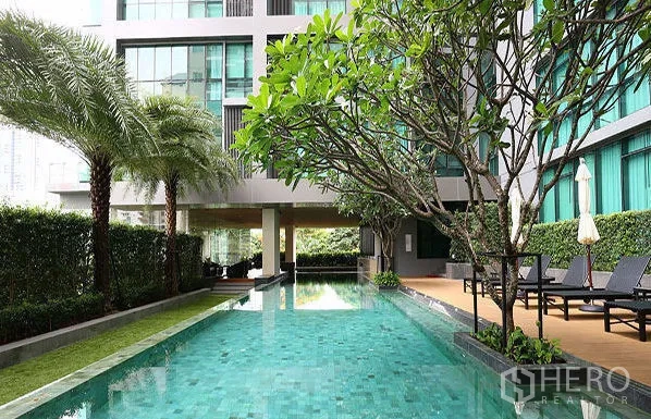 คอนโด ให้เช่าหรือขายในWatthana, Bangkok - สิ่งอำนวยความสะดวกคอนโด สระว่ายน้ำยาวพร้อมดาดฟ้าและต้นไม้ร่มรื่น