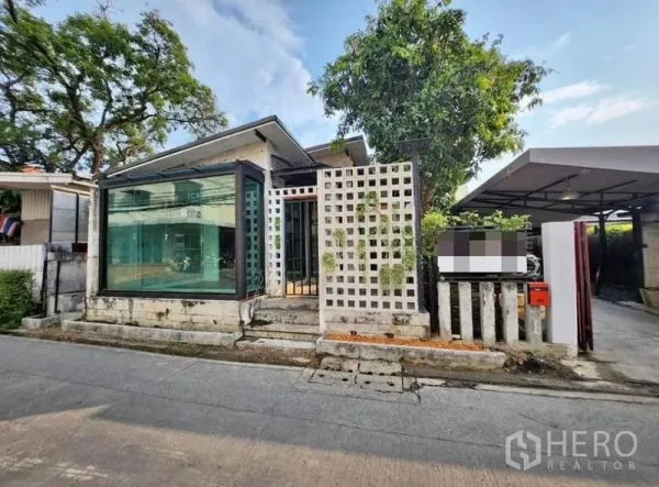 带办公室的家 出租在Lat Phrao, Bangkok - 临街现代外观，巨幅展示窗与带门庭的入口。