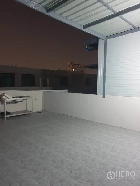 带办公室的家 出租在Wang Thonglang, Bangkok - 夜晚的露台，部分金属顶棚，可见城市远景