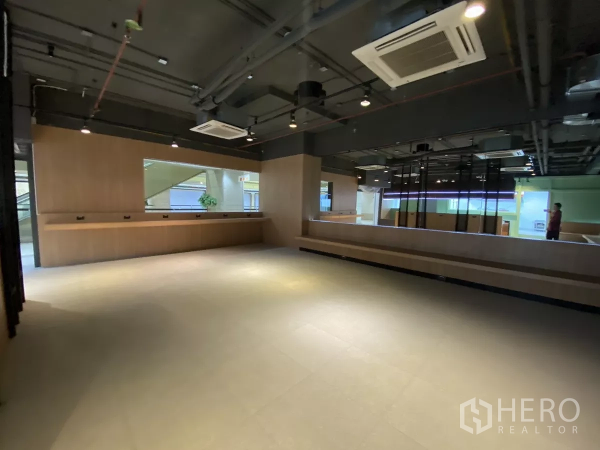 Retail Space for rent - Spacious retail area with exposed ceiling, built-in benches and large mirrors.