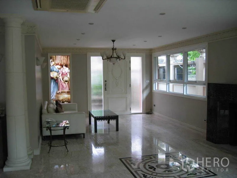Detached House for rent in Watthana, Bangkok - Entrance hall with chandelier, marble floor and decorative glass panel by the front door.