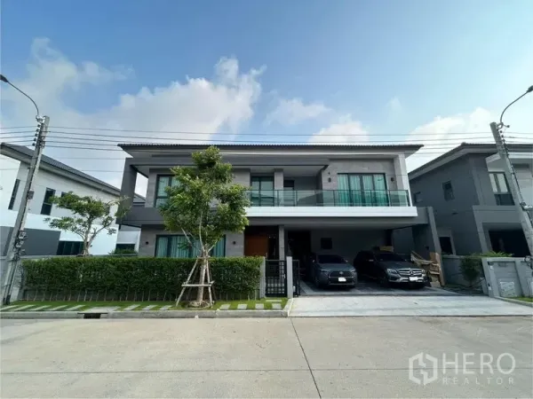 บ้าน ให้เช่า - มุมมองหน้าบ้านร่วมสมัย รั้วพุ่มไม้ และที่จอดรถ