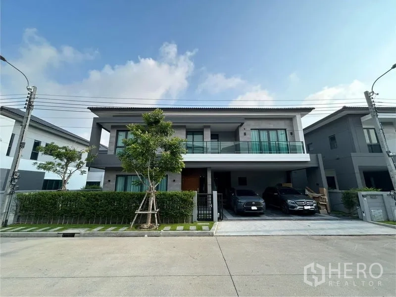 Detached House for rent - Street view of contemporary detached home with hedged gate and parking bays.