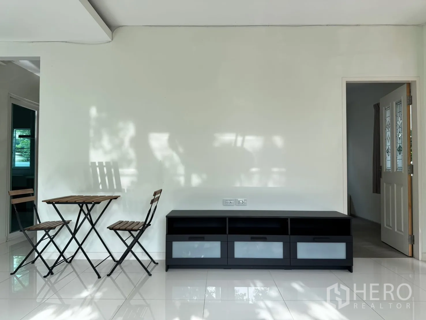 บ้านเดี่ยว for rent in Bang Phli, Samut Prakan - ผนังห้องนั่งเล่นมีชุดโต๊ะสนามเล็กและตู้ทีวีเตี้ย