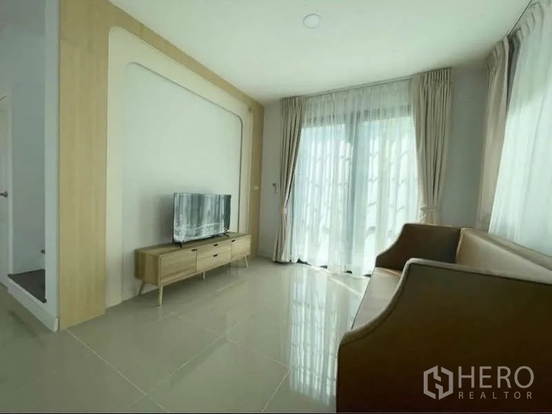 Detached House for rent in Bang Phli, Samut Prakan - Cozy living room with sofa set, TV cabinet and glass doors to the garden.