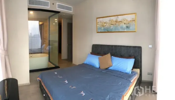 คอนโด ให้เช่าในWatthana, Bangkok - ห้องนอนใหญ่เชื่อมต่อห้องน้ำด้วยผนังกระจก มีอ่างอาบน้ำแบบลอยตัว