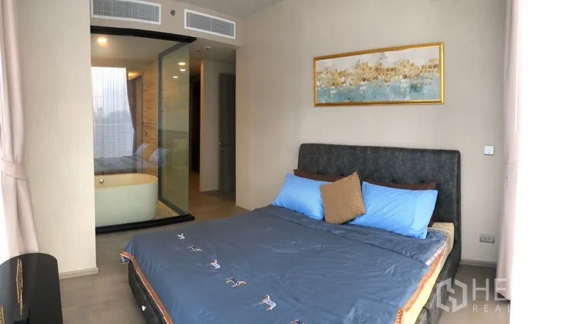 คอนโด ให้เช่าในWatthana, Bangkok - ห้องนอนใหญ่เชื่อมต่อห้องน้ำด้วยผนังกระจก มีอ่างอาบน้ำแบบลอยตัว