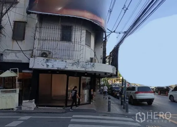 Retail Space for rent in Watthana, Bangkok - Street scene of the retail corner unit with wide glass display facing a busy Thonglor road.