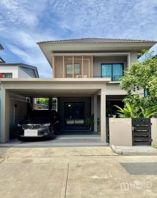 บ้าน ให้เช่าในSamut Prakan - บ้านเดี่ยวสองชั้นสไตล์โมเดิร์น หน้าบ้านมีโรงจอดรถ 2 คันและรั้วทางเข้า
