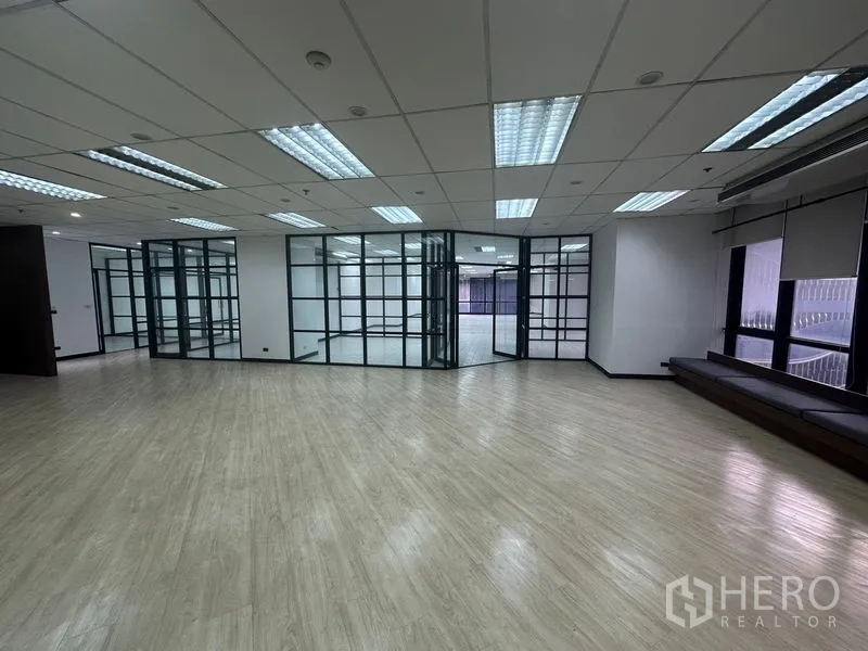 Office Space for rent in Din Daeng, Bangkok - Open collaboration space facing a row of glass-partitioned rooms.