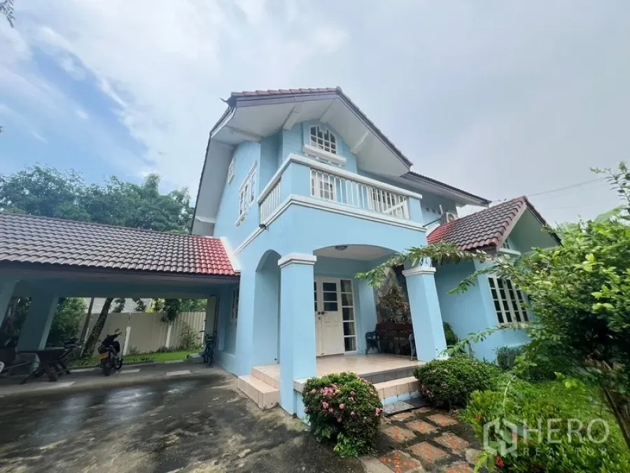 บ้าน ให้เช่าในBang Na, Bangkok - มุขหน้าและทางเข้าบ้านเดี่ยวพร้อมเฉลียงมีหลังคา