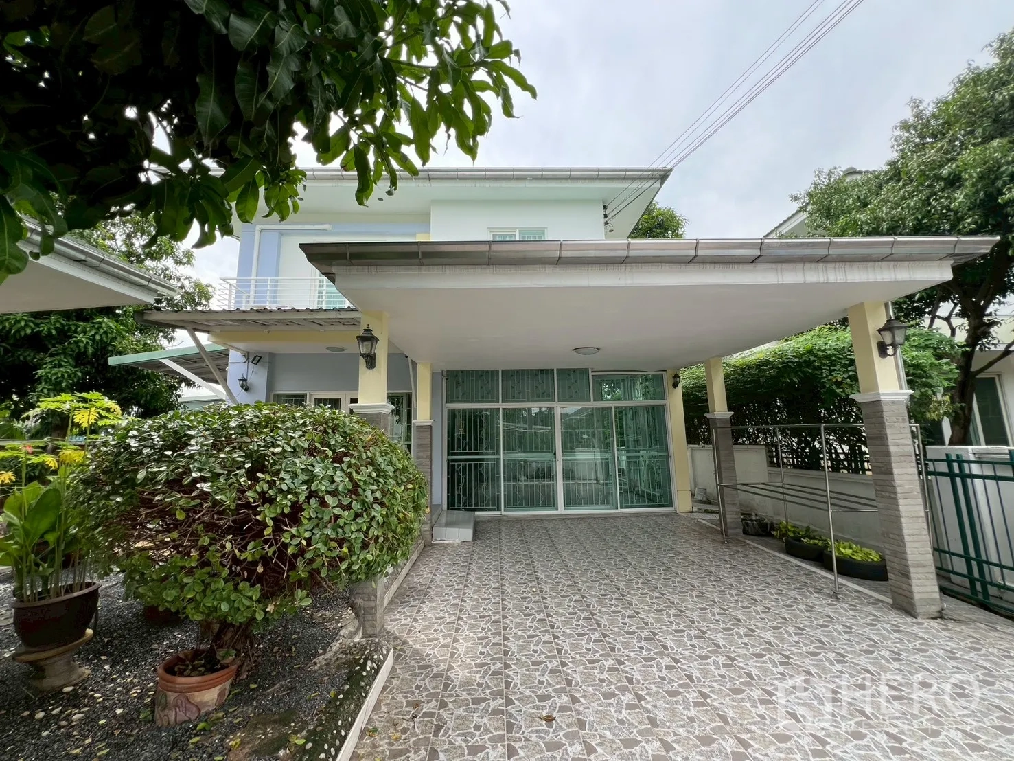 บ้าน ขายในMin Buri, Bangkok - มุมหน้าบ้าน เน้นทางรถและเฉลียงใต้ชายคา