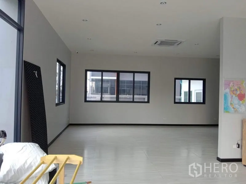 工厂 出租或出售在Lam Luk Ka, Pathum Thani - 宽敞办公大厅，瓷砖地面与多窗采光。